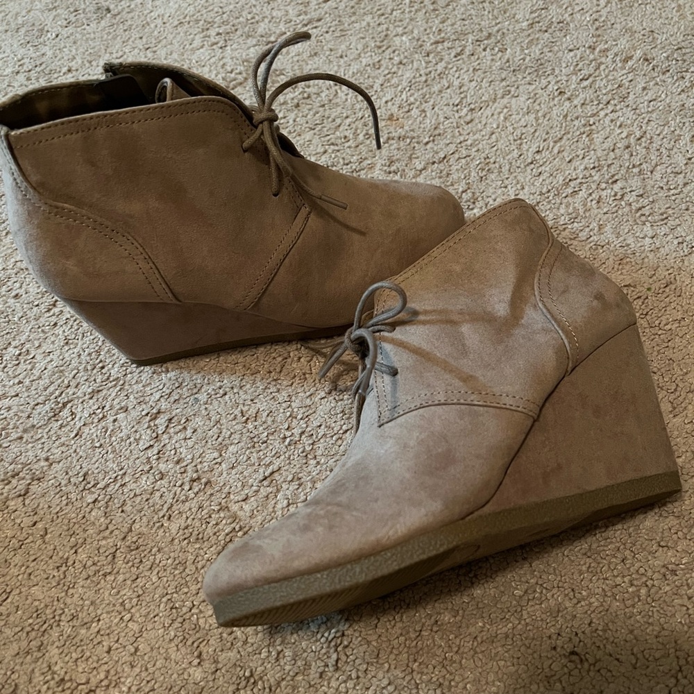 Brand New Universal Thread lace up booties size 7.5